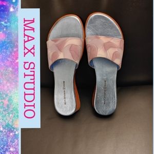 🌸🌸🌸Max Studio Slip On Sandals🌸🌸🌸